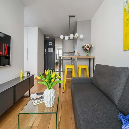 Riverside Flat Near Center